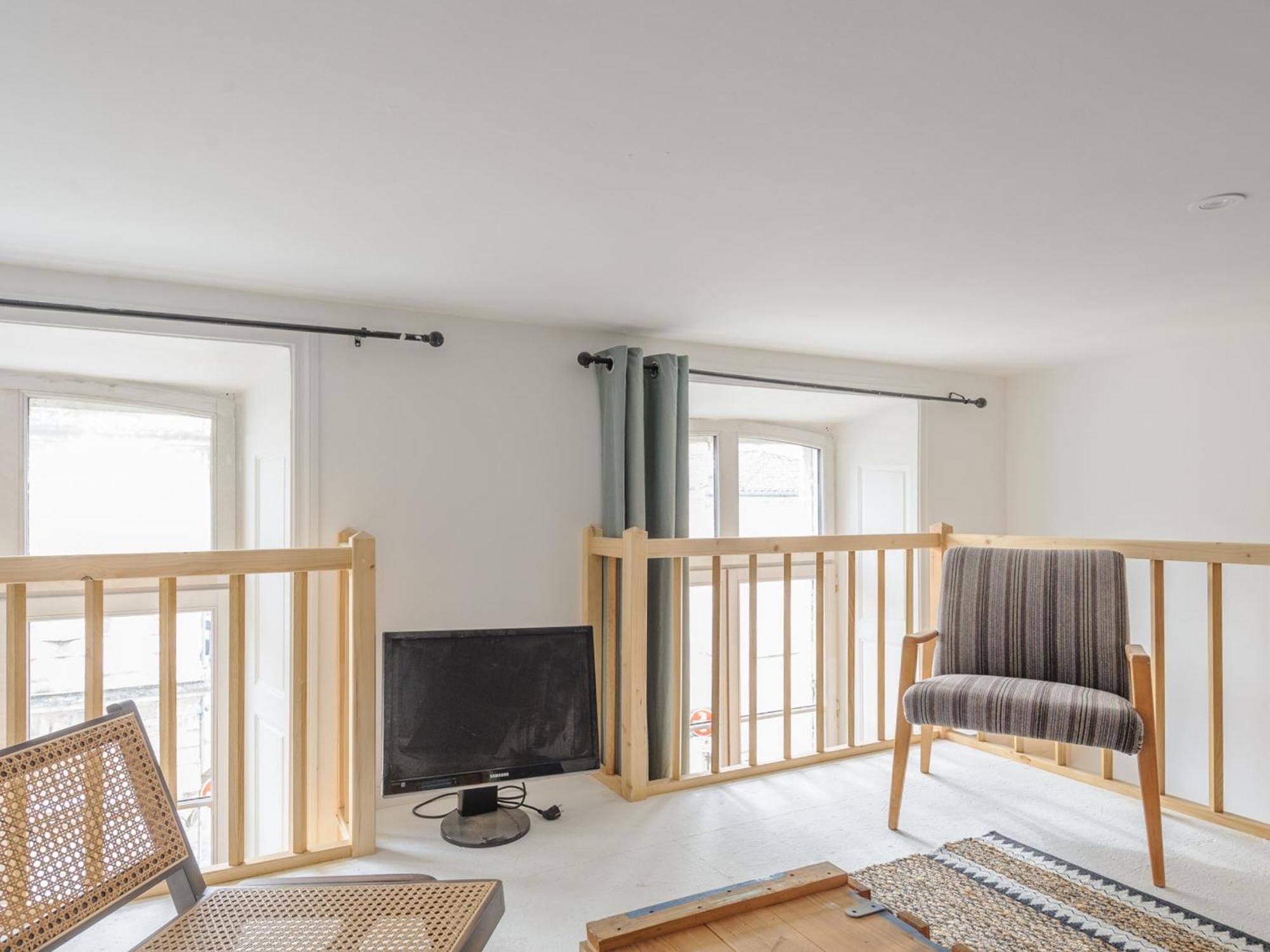 Mezzanine Renove Au Centre De La Rochelle, Proche Vieux Port Et Plages - Fr-1-535-54 Appartement *