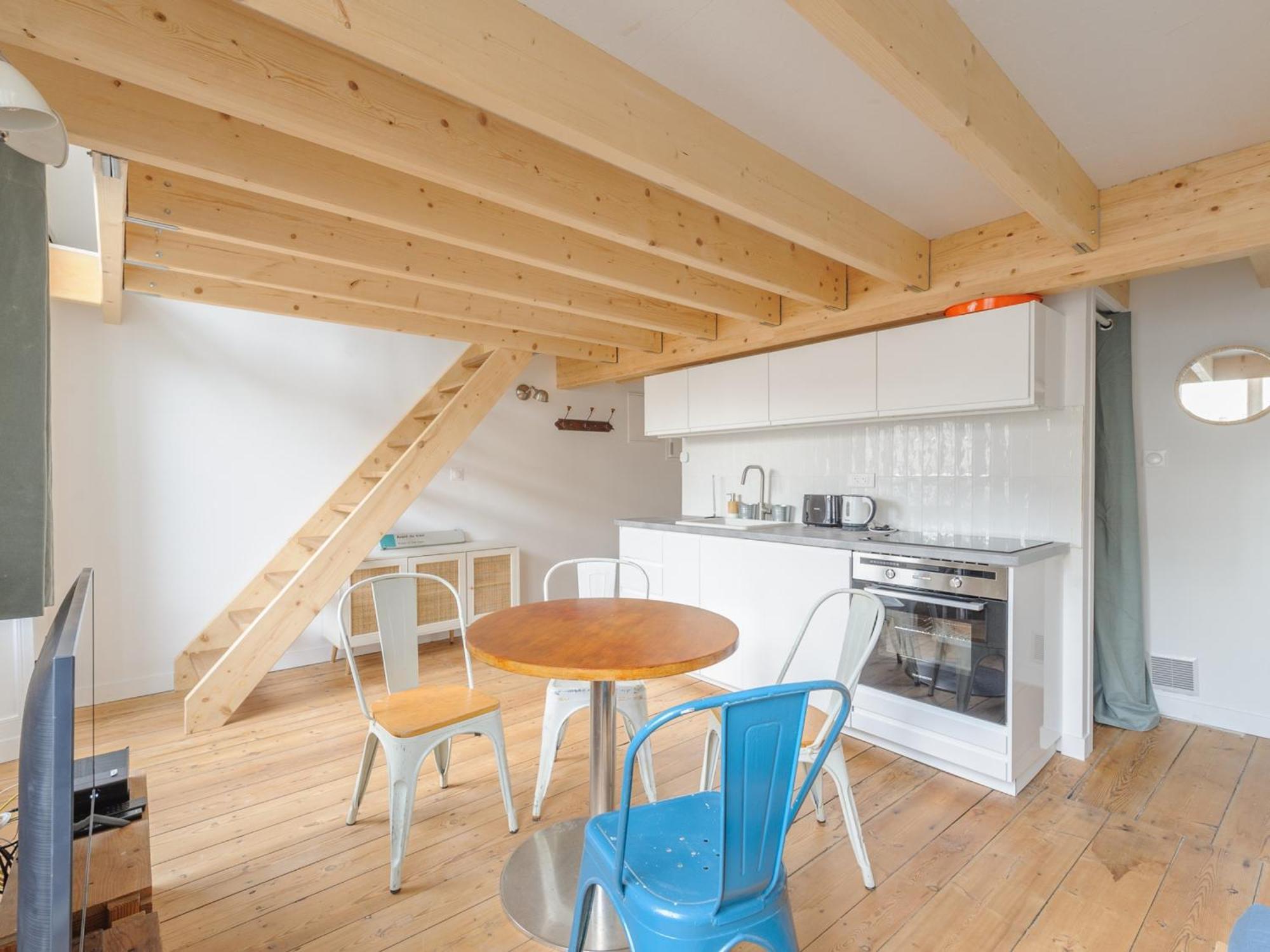 Appartement Mezzanine Renove Au Centre De La Rochelle, Proche Vieux Port Et Plages - Fr-1-535-54
