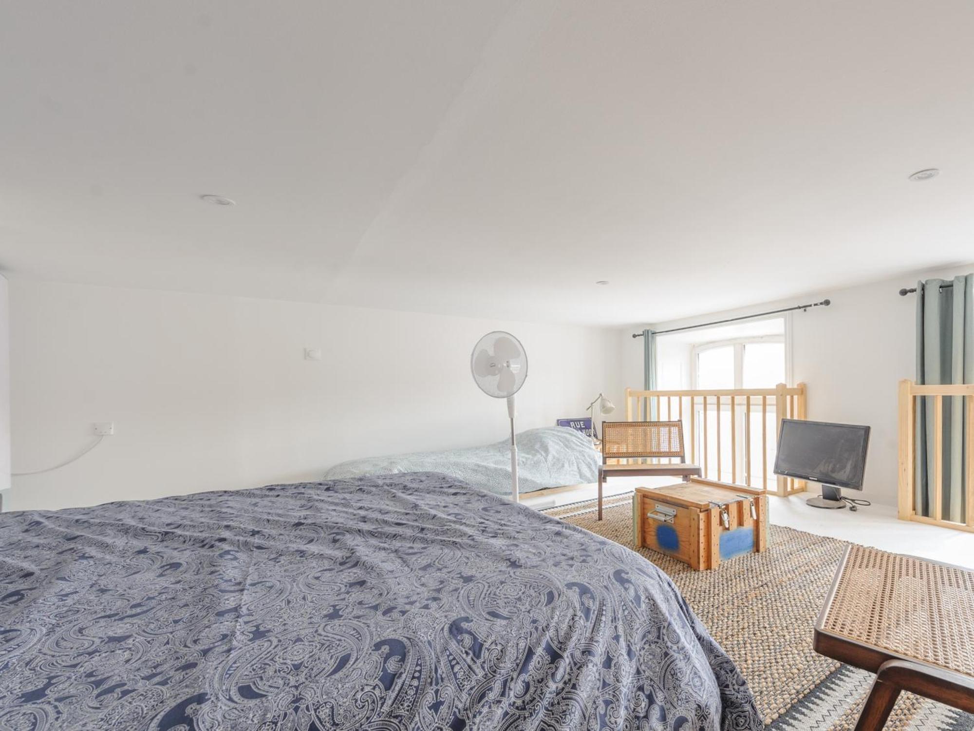 Appartement Mezzanine Renove Au Centre De La Rochelle, Proche Vieux Port Et Plages - Fr-1-535-54 *